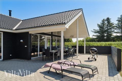 Nyt en grillkveld på terrassen i luksushus nr. 473 i Vestjylland