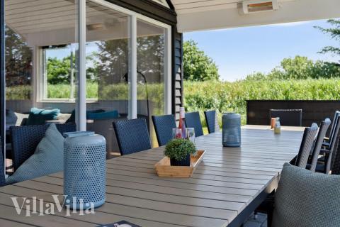 Luksushus nr. 473 har en deilig terrasse med gode hagemøbler til 18 personer.