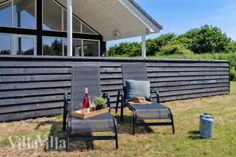 På terrassen i feriehus nr. 473 er det plass til 18 personer.