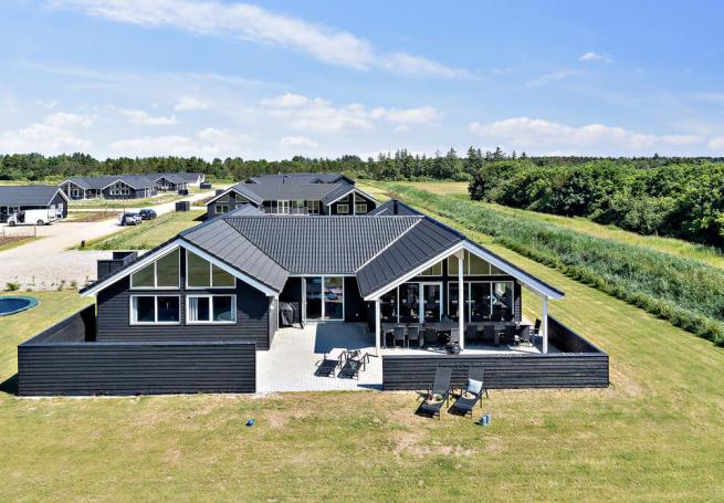 Dette lekre huset med svømmebasseng, nr. 473, med plass til 18 personer, ligger i Vestjylland