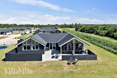 Dette lekre huset med svømmebasseng, nr. 473, med plass til 18 personer, ligger i Vestjylland