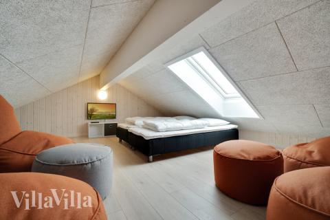 Noen av de 30 soveplassene i luksushus nr. 467 finnes på hems