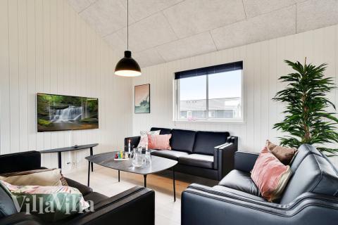 Det er plass til 30 personer i det store lyse oppholdsrommet i luksushus nr. 467.