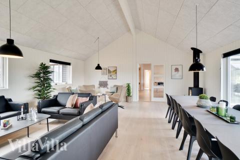 Det er god plass til at 30 personer sitter sammen i feriehusets oppholdsrom under et besøk i luksushus 467 i Vestjylland.