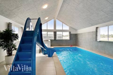 Feriehus 467 har et flott basseng med sklie, et stort innebygd boblebad og en badstue