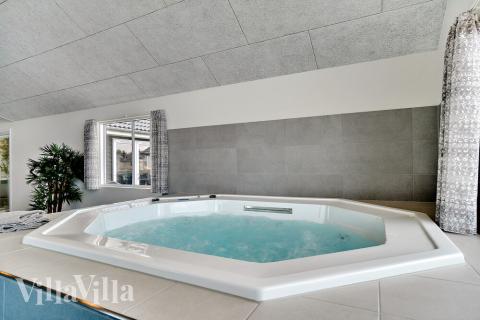 Nyt varmen i boblebadet i luksushus nr. 467 i Vestjylland