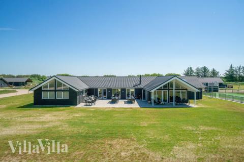 Dette lekre huset med svømmebasseng, nr. 467, med plass til 30 personer, ligger i Vestjylland