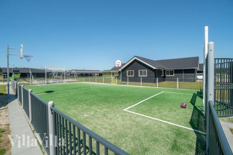 I det attraktive feriehuset nr. 467 i Vestjylland finnes det mengder av utendørsaktiviteter, som leketårn og huskestativ.