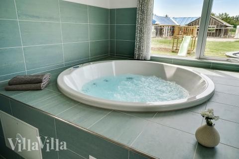 Nyt varmen i boblebadet i luksushus nr. 461 i Vestjylland