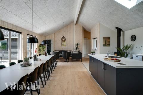 Det er plass til 24 personer i det store lyse oppholdsrommet i luksushus nr. 461.