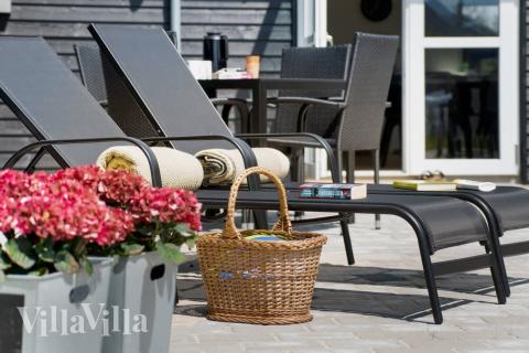 Nyt en grillkveld på terrassen i luksushus nr. 461 i Vestjylland