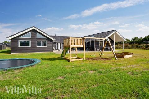 I det attraktive feriehuset nr. 461 i Vestjylland finnes det mengder av utendørsaktiviteter, som leketårn og huskestativ.