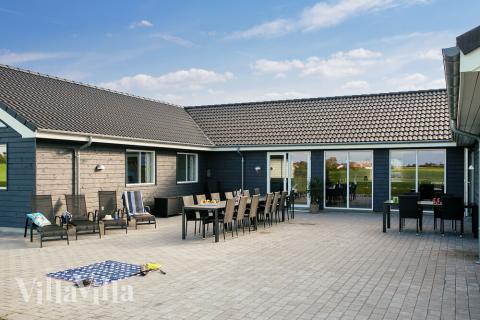 Luksushus nr. 447 har en deilig terrasse med gode hagemøbler til 24 personer.