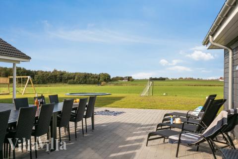 Nyt en grillkveld på terrassen i luksushus nr. 447 i Lolland/Falster/Møn