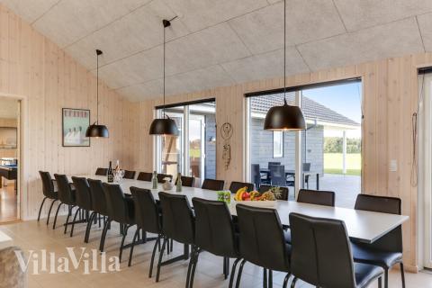 Det er god plass til at 24 personer sitter sammen i feriehusets oppholdsrom under et besøk i luksushus 447 i Lolland/Falster/Møn.