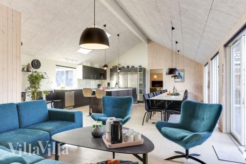 Det er plass til 24 personer i det store lyse oppholdsrommet i luksushus nr. 447.