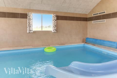 Det flotte bassenget i luksushus nr. 447 til 24 personer