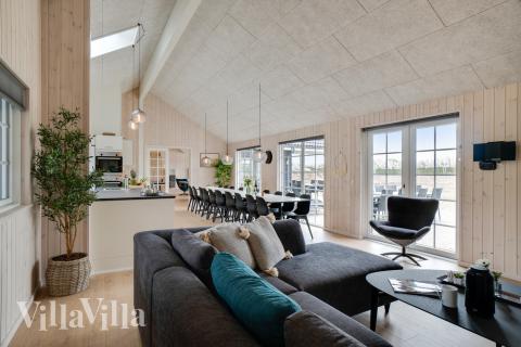 Det er plass til 20 personer i det store lyse oppholdsrommet i luksushus nr. 465.