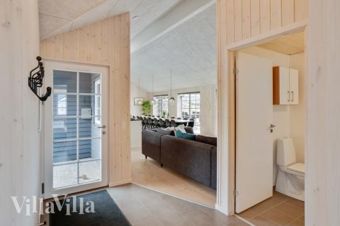 Det romslige inngangspartiet til luksushus nr. 465 i Vestjylland