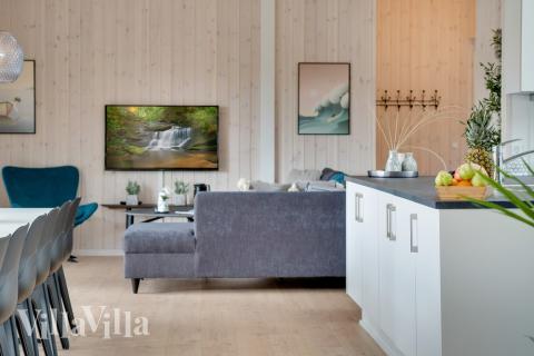 Det er god plass til at 20 personer sitter sammen i feriehusets oppholdsrom under et besøk i luksushus 465 i Vestjylland.