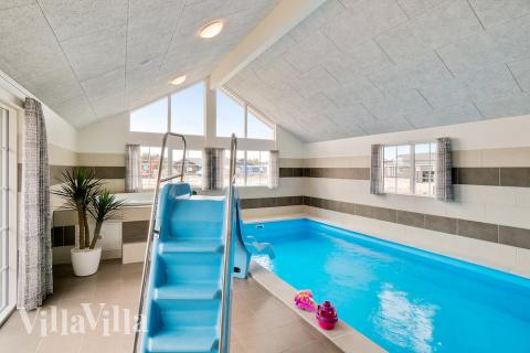 Det flotte bassenget i luksushus nr. 465 til 20 personer