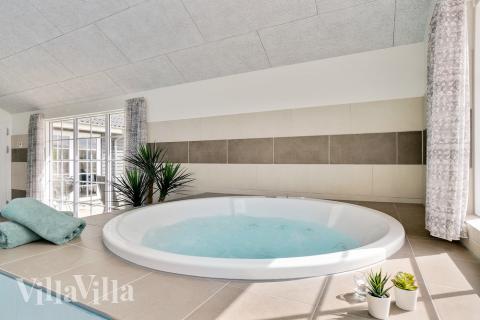 Nyt varmen i boblebadet i luksushus nr. 465 i Vestjylland