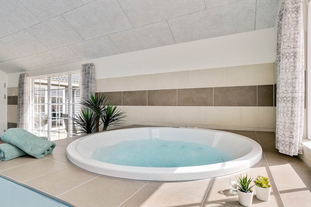 Nyt varmen i boblebadet i luksushus nr. 465 i Vestjylland