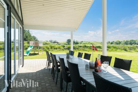 På terrassen i feriehus nr. 465 er det plass til 20 personer.