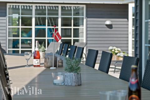 Nyt en grillkveld på terrassen i luksushus nr. 465 i Vestjylland