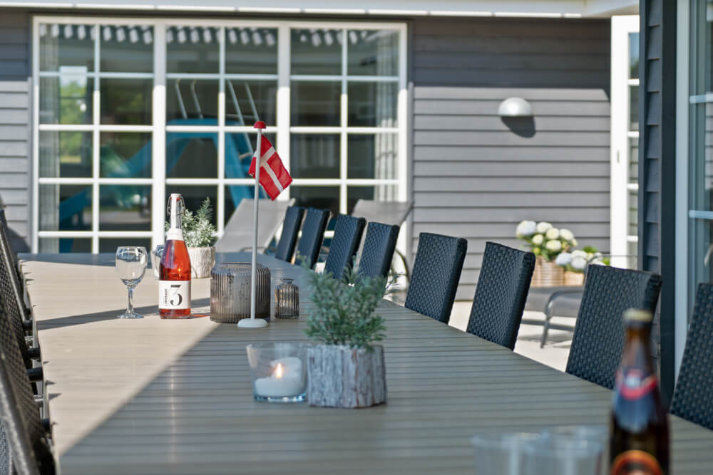 Nyt en grillkveld på terrassen i luksushus nr. 465 i Vestjylland
