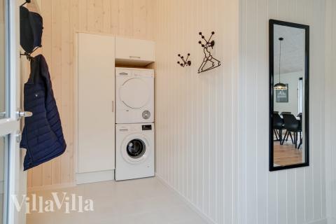 Det romslige inngangspartiet til luksushus nr. 449 i Bornholm