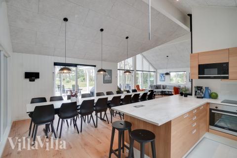 Kjøkkenet i luksushus nr. 449 er fullt utstyrt så dere lett kan lage mat til 18 personer.