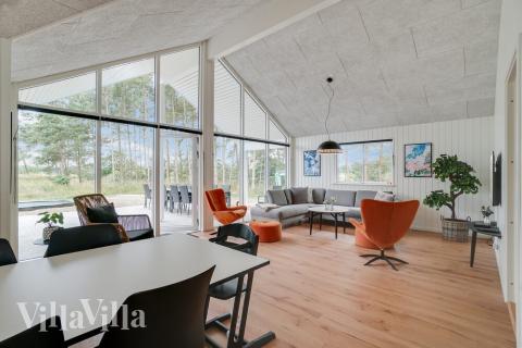 Det er plass til 18 personer i det store lyse oppholdsrommet i luksushus nr. 449.