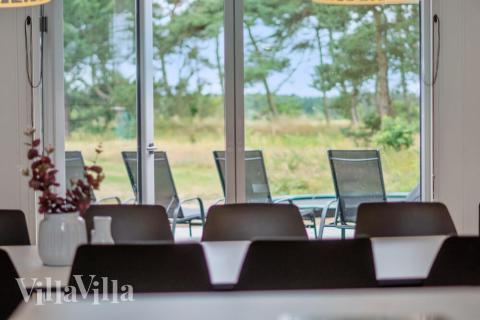 Det er god plass til at 18 personer sitter sammen i feriehusets oppholdsrom under et besøk i luksushus 449 i Bornholm.