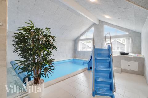 Det flotte bassenget i luksushus nr. 449 til 18 personer