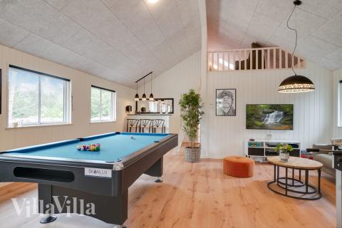 Konkurrer i feriehusets aktivitetsrom når dere besøker luksushus nr. 449 i Bornholm.