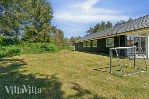 I det attraktive feriehuset nr. 449 i Bornholm finnes det mengder av utendørsaktiviteter, som leketårn og huskestativ.