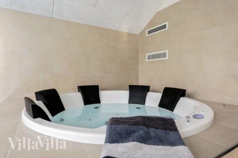 Nyt varmen i boblebadet i luksushus nr. 452 i Lolland/Falster/Møn