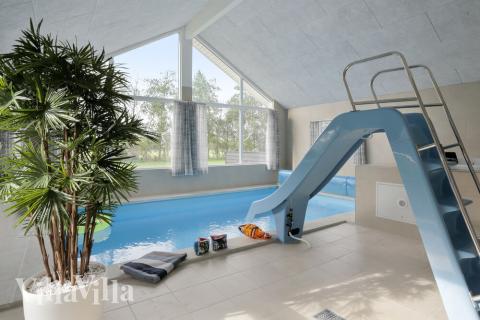 Feriehus 452 har et flott basseng med sklie, et stort innebygd boblebad og en badstue