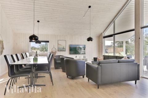 Det er plass til 14 personer i det store lyse oppholdsrommet i luksushus nr. 452.