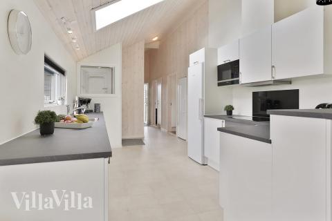 Kjøkkenet i luksushus nr. 452 i Lolland/Falster/Møn er godt innrettet.