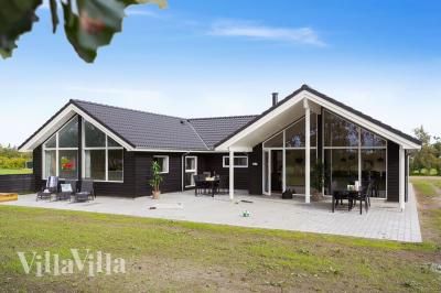 Dette lekre huset med svømmebasseng, nr. 452, med plass til 14 personer, ligger i Lolland/Falster/Møn