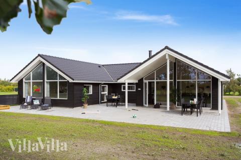 Dette lekre huset med svømmebasseng, nr. 452, med plass til 14 personer, ligger i Lolland/Falster/Møn