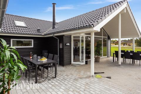 Luksushus nr. 452 har en deilig terrasse med gode hagemøbler til 14 personer.