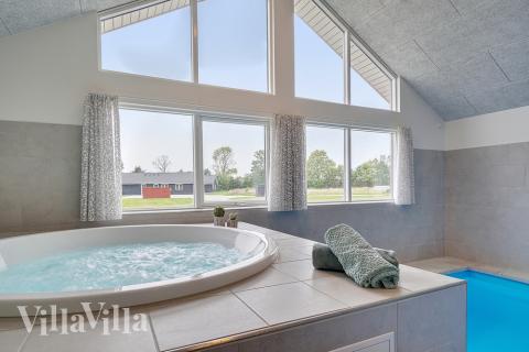 Nyt varmen i boblebadet i luksushus nr. 472 i Østjylland