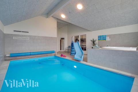 Feriehus 472 har et flott basseng med sklie, et stort innebygd boblebad og en badstue