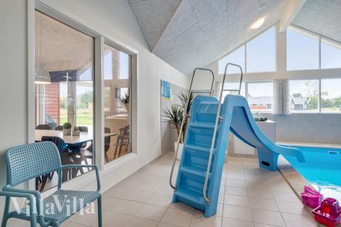 Det flotte bassenget i luksushus nr. 472 til 18 personer