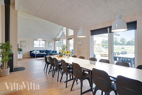 Det er god plass til at 18 personer sitter sammen i feriehusets oppholdsrom under et besøk i luksushus 472 i Østjylland.