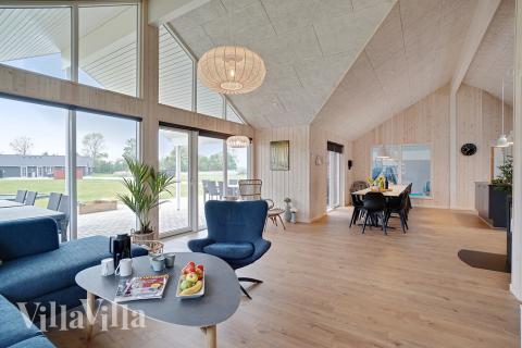 Det er plass til 18 personer i det store lyse oppholdsrommet i luksushus nr. 472.