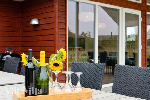 Nyt en grillkveld på terrassen i luksushus nr. 472 i Østjylland